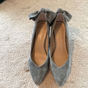 Anthropologie gray suede block heel shoes with cute bow detail!